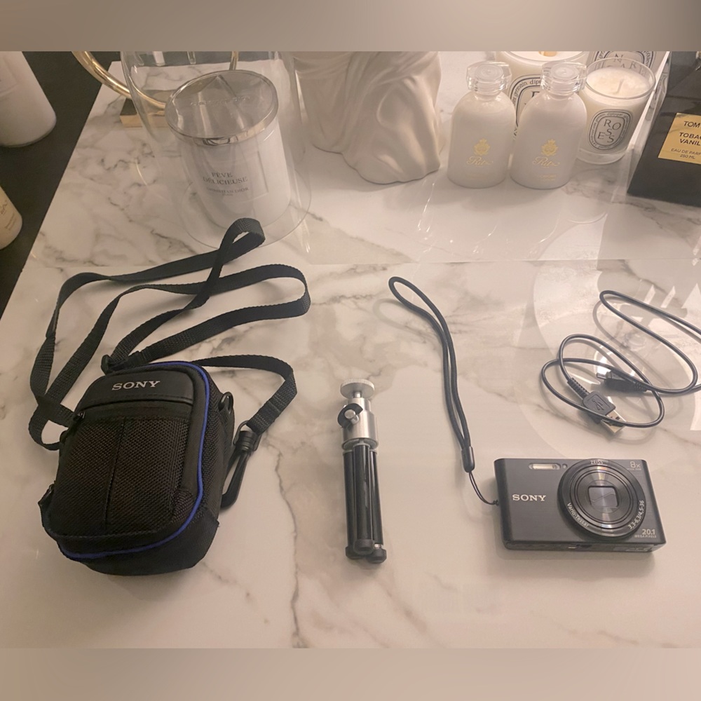PROFESSIONAL 20.1 MP SONY CYBERSHOT CAMERA